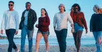 groupe de personnes marchant sur la plage