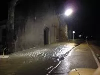 rue inondée de nuit