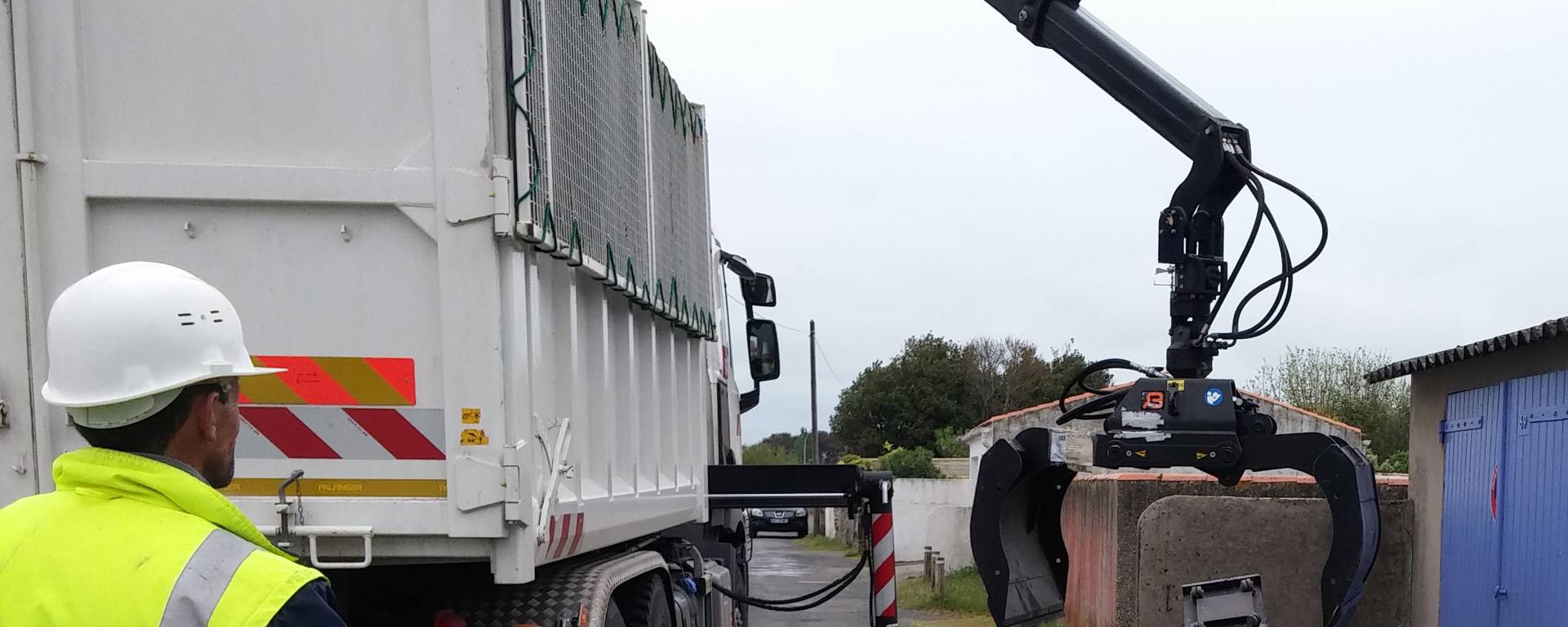 Collecte encombrants avec camion grue