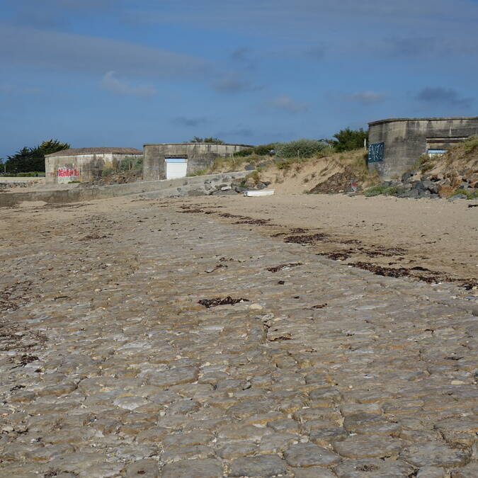 Perré pavé sur la plage de la Cantine travaux de maçonneries.