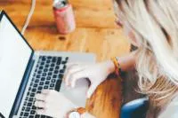 Une personne consultant son ordinateur portable 