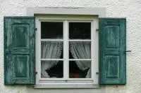 Fenêtre aux volets verts