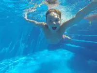 enfant dans l'eau