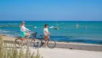 touristes à vélo en bord de mer