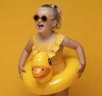 petite fille avec une bouée jaune